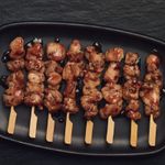 Brocheta-con-salsa-Yakitori