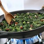 Salteado-de-espinacas-con-pasas-y-piñones
