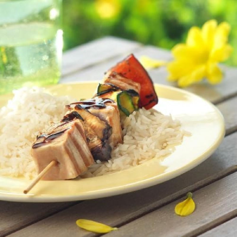 Brochetas-de-atun-y-verduras-sobre-base-de-arroz