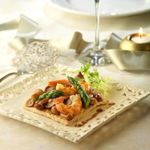 Salteado-de-gambas-esparragos-y-setas-sobre-coca