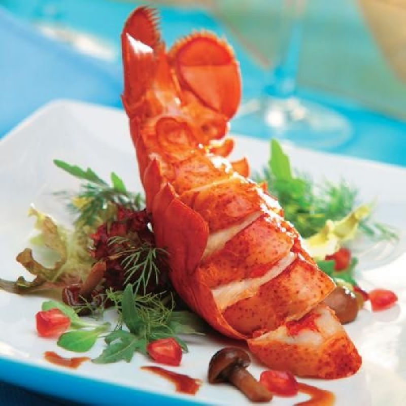 Ensalada-de-bogavante-con-lechugas-setas-y-granada
