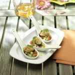 Cucharitas-de-mejillon-con-tomate-y-aguacate