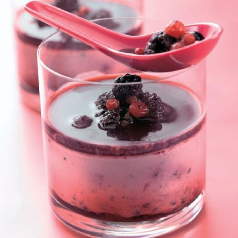 Mousse-de-frutos-del-bosque-con-salsa