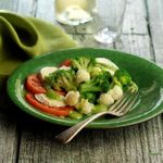 Ensalada-de-brecol-y-coliflor-con-tomate-mozzarella-y-pesto