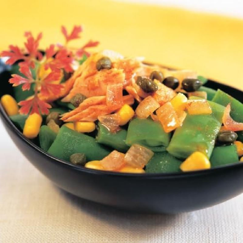 Salteado-de-judias-y-maiz-con-atun-y-alcaparras