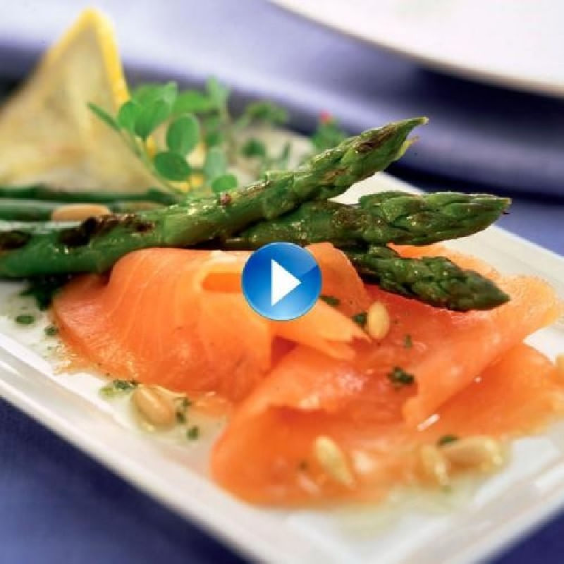 Esparragos-trigueros-con-salmon-y-alino-de-pinones