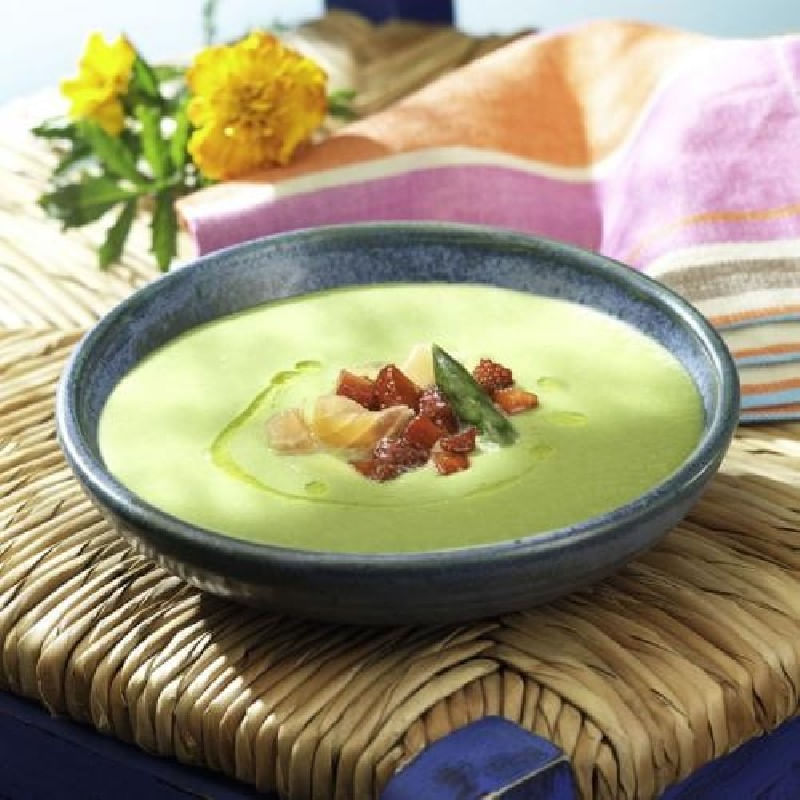 Crema-de-esparragos-verdes-con-salmon-ahumado-y-fresones