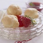 Profiteroles-con-nata-y-salsa-de-fresas