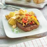 Hamburguesa-con-pimientos-confitados-y-patatas-bravas