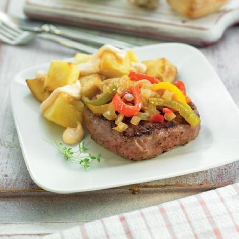 Hamburguesa-con-pimientos-confitados-y-patatas-bravas
