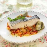 Merluza-con-tomate-alcachofas-y-jamon