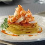 Milhojas-de-patata-sepia-y-gamba