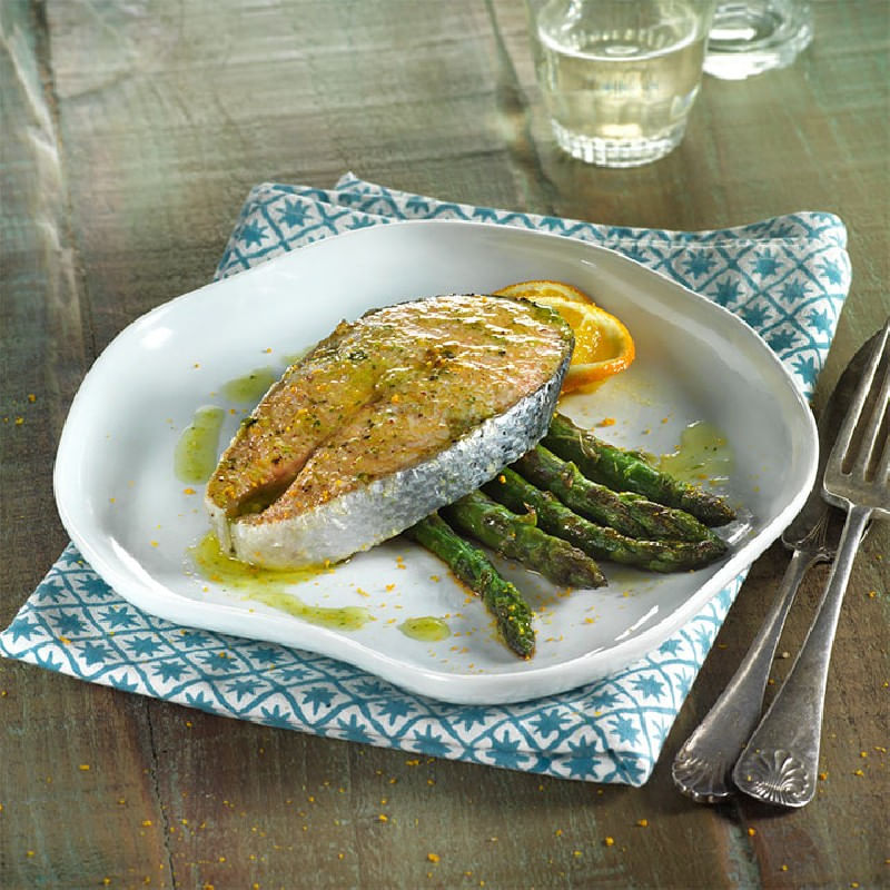 Rodaja-de-salmon-con-esparragos-al-aroma-de-naranja