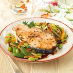 Rodajas-de-salmon-al-vapor-con-verduras-para-wok