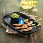 Brochetas-de-langostino-con-guacamole