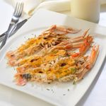 Cigalas-gratinadas-con-salsa-romesco