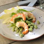 Ensalada-de-habitas-con-gambon-endivia-y-rucula