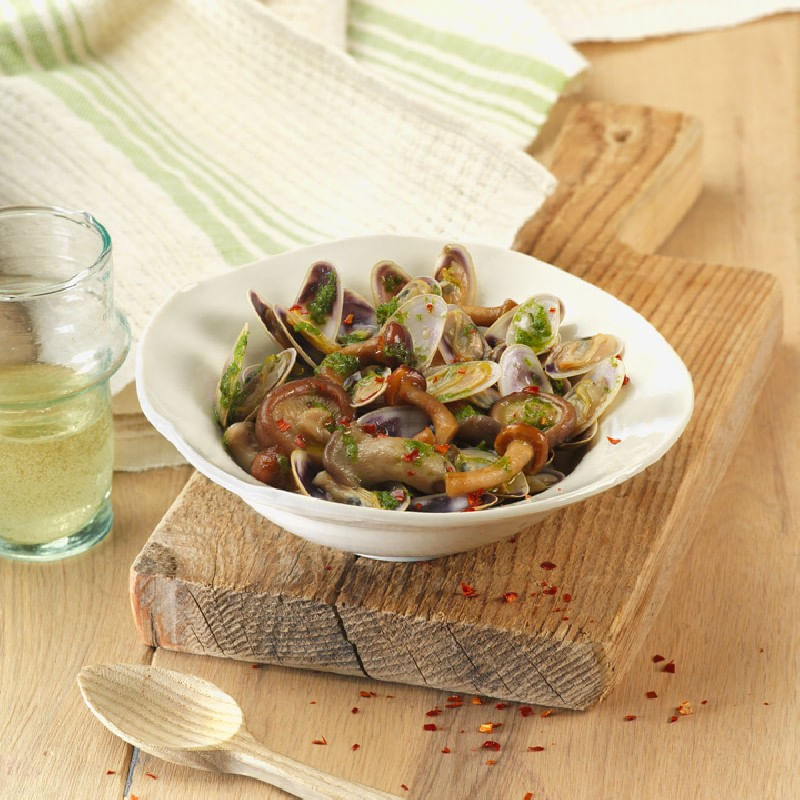 Salteado-de-setas-con-coquinas-