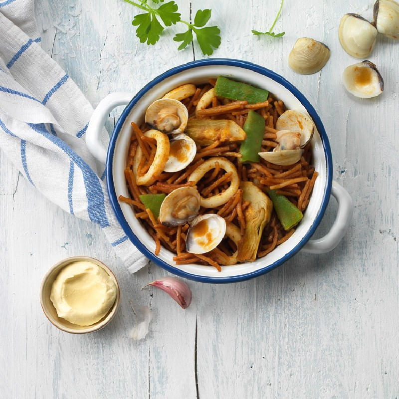 Fideua-de-verduras-calamares-y-almejas
