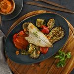 Filete-de-dorada-con-verduras-asadas-y-salsa-Romesco