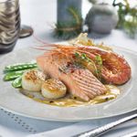 Lomos-de-salmon-con-vieiras-y-gambas