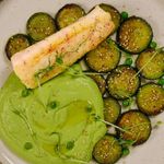 Merluza-con-hummus-de-guisantes