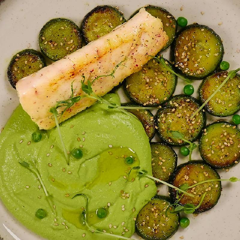 Merluza-con-hummus-de-guisantes