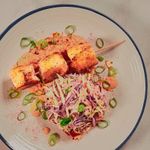 Dados-de-merluza-en-brocheta-coleslaw-y-mayonesa-kimchi