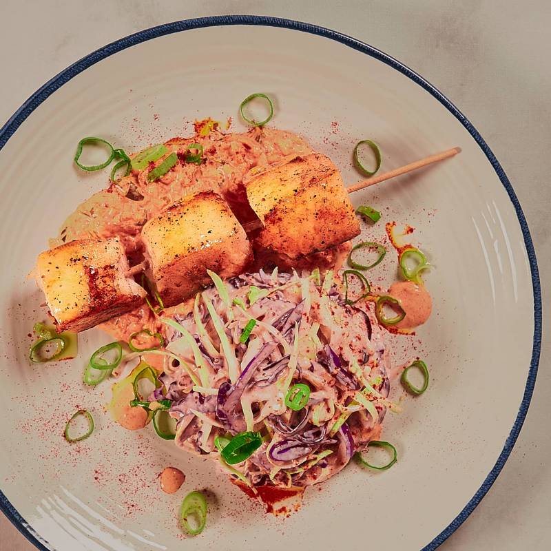 Dados-de-merluza-en-brocheta-coleslaw-y-mayonesa-kimchi