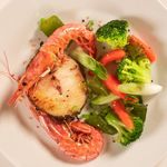 Merluza-y-gambones-con-salpicon-de-verduras