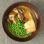 Cazoleta-de-bacalao-con-alcachofas-y-guisantes