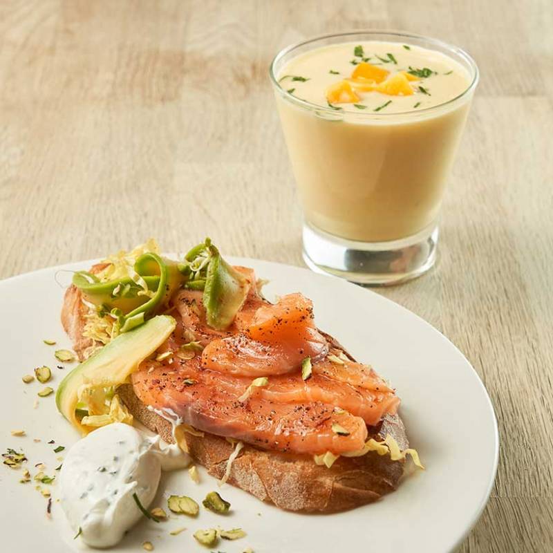 Salmon-con-aguacate-y-mango