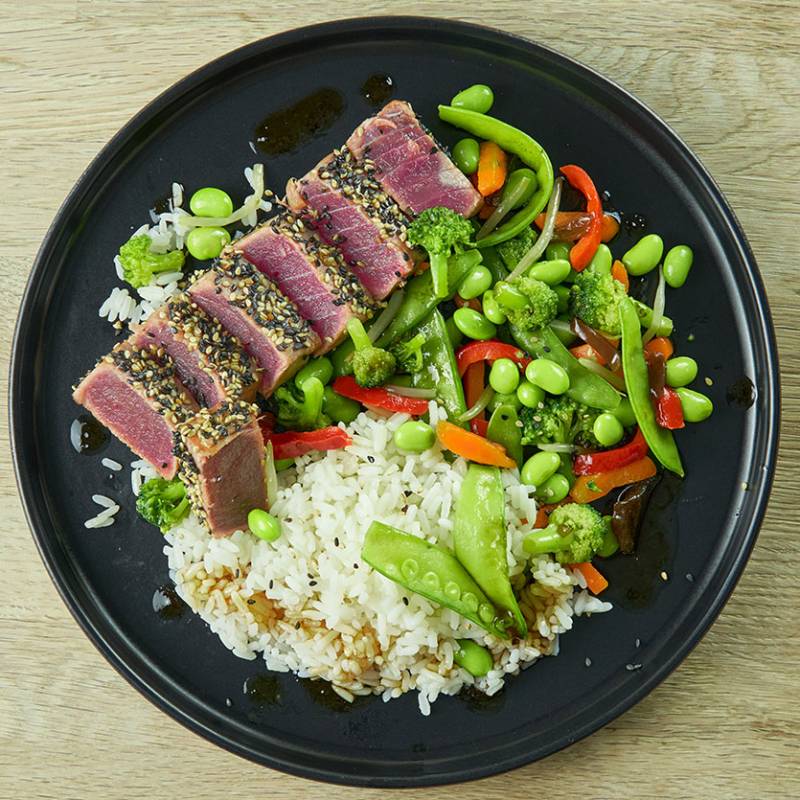 Tataki-de-atun-con-arroz-y-verduras