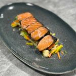 Tataki-de-salmon-noruego-con-verduras-variadas