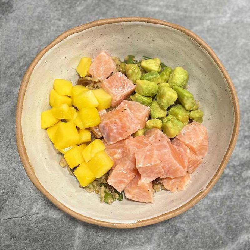 Poke-de-salmon-noruego-con-mango-aguacate-y-pasas