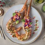 Langosta-con-mantequilla-de-almendra-y-ensalada-de-Navidad
