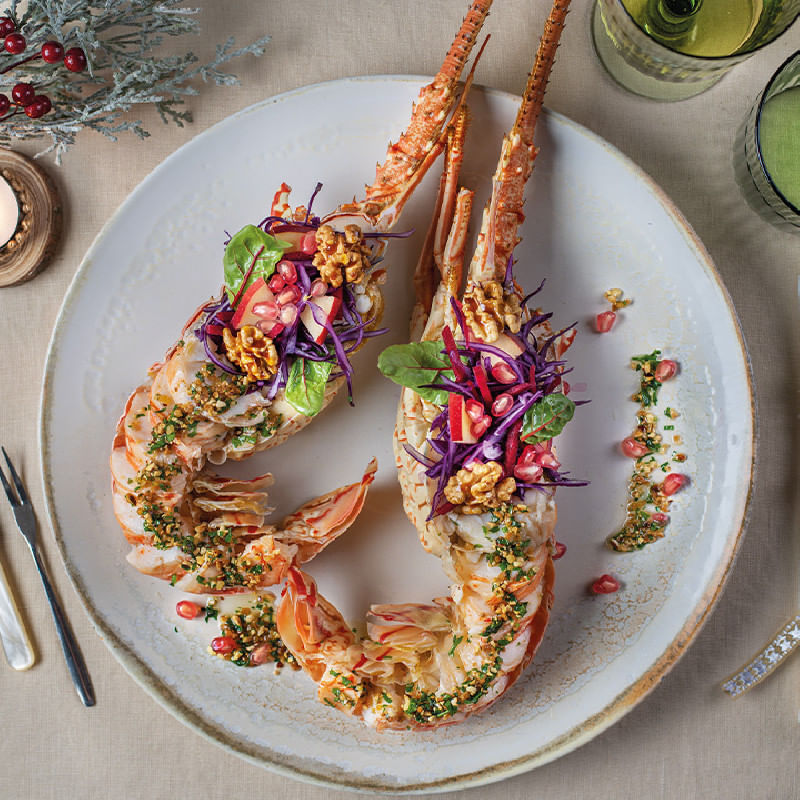 Langosta-con-mantequilla-de-almendra-y-ensalada-de-Navidad