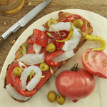Pan-con-tomate-pimientos-y-bacalao