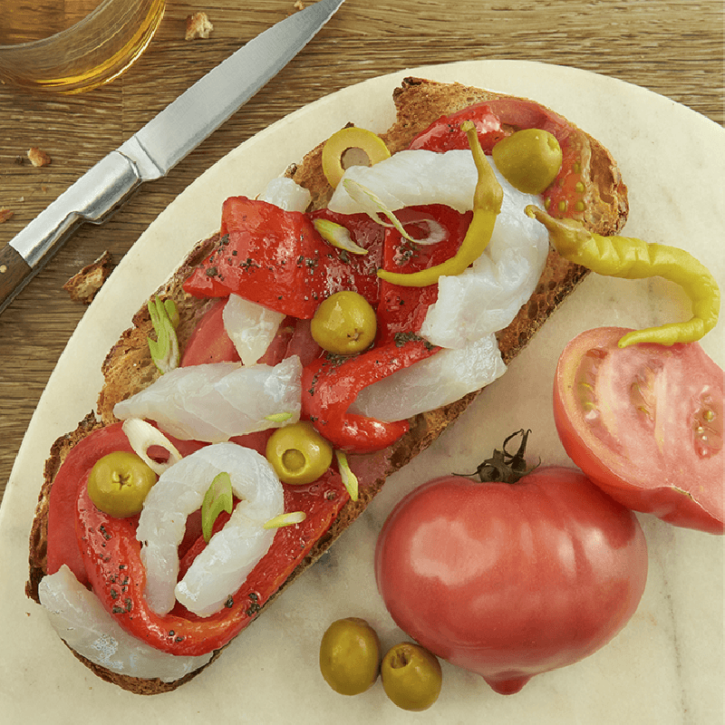 Pan-con-tomate-pimientos-y-bacalao