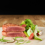 Lomo-de-atun-ensalada-de-algas-y-mayonesa-de-wasabi