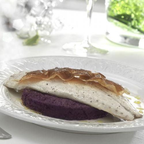 Besugo con puré de lombarda y crujiente de jamón