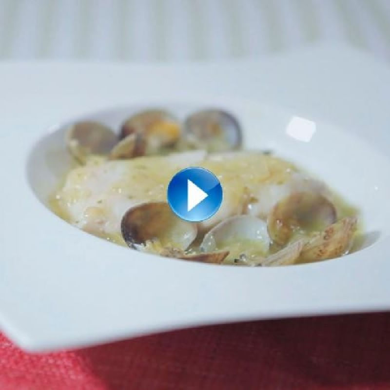 Merluza-austral-con-almejas-en-salsa-verde