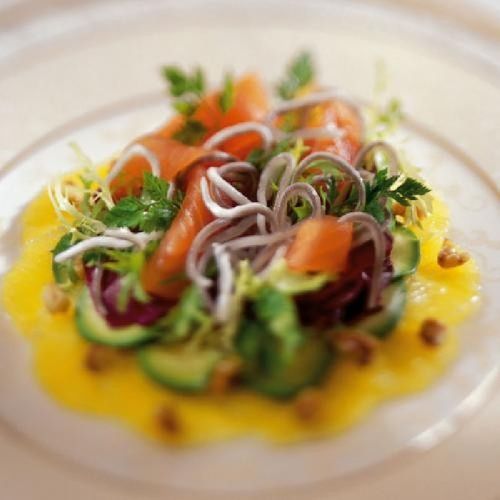 Ensalada de salmón, sabores de angula y naranja