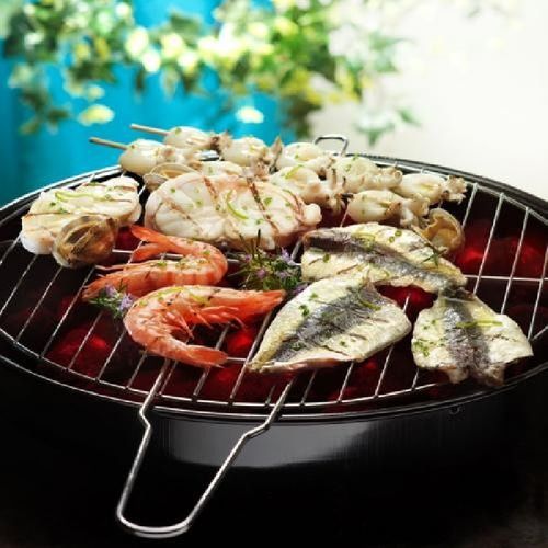 Parrillada de pescado y marisco con salsa de lima