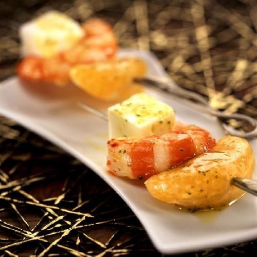 Broqueta de gamba, mandarina i feta
