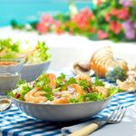 Ensalada-de-langostinos-con-habitas