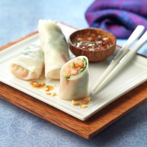 Rollos crudos de gambas y hierbas frescas