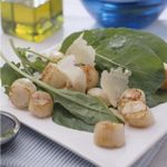 Ensalada-de-ruca-parmesano-y-vieiras-con-aceite-negro