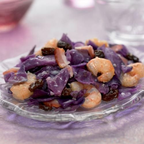 Col lombarda con pasas y gambas