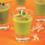 Crema-fria-de-guisantes-con-aceite-de-albahaca